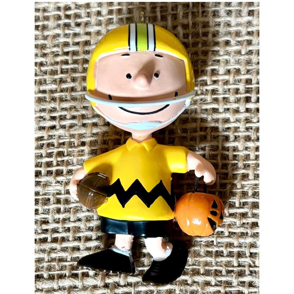 Hallmark Keepsake Get A 1st Down Charlie Brown Halloween Ornament Football READ - Picture 1 of 5